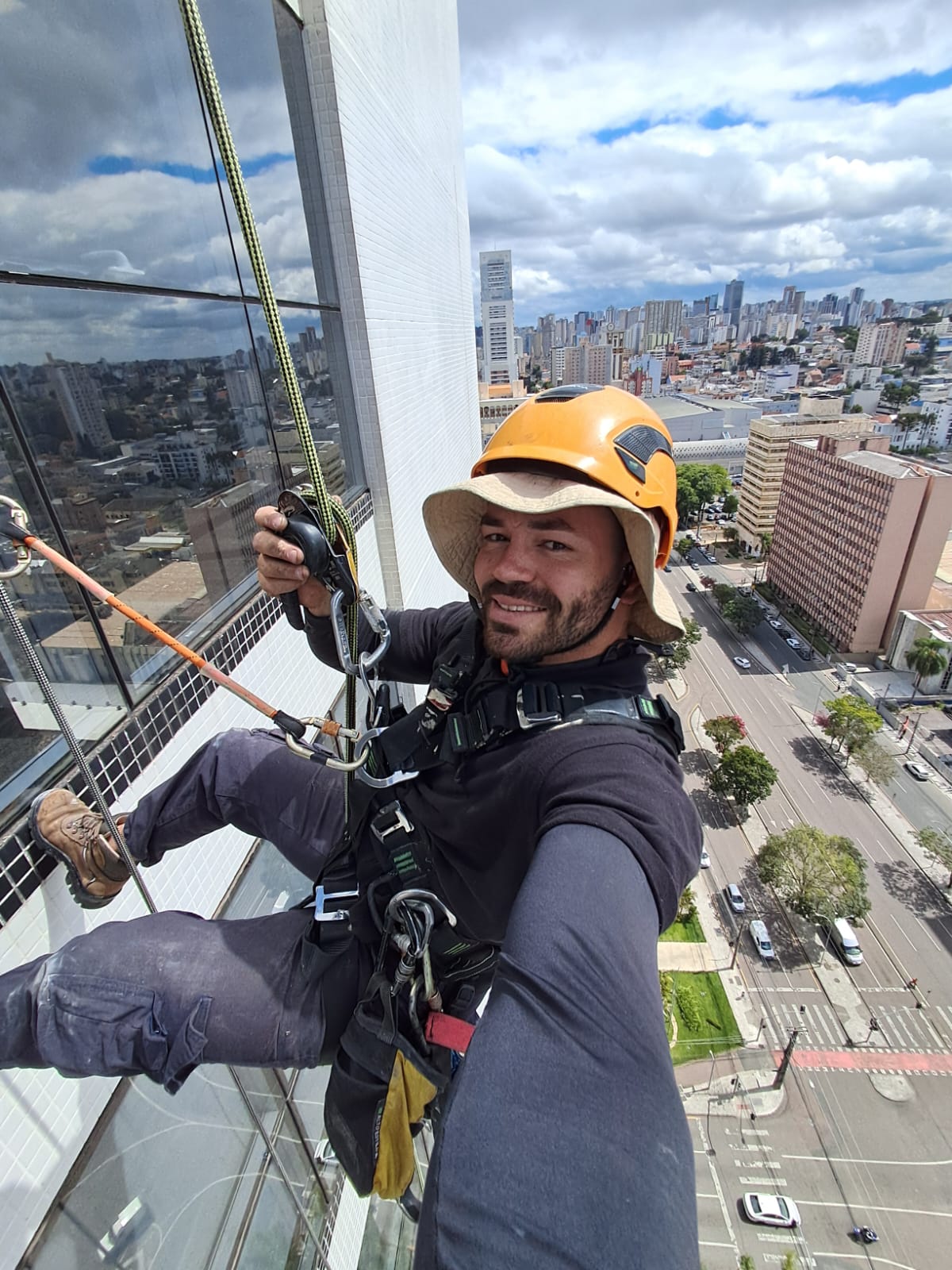 Equipe da E.C. Serviços em frente a um edifício corporativo